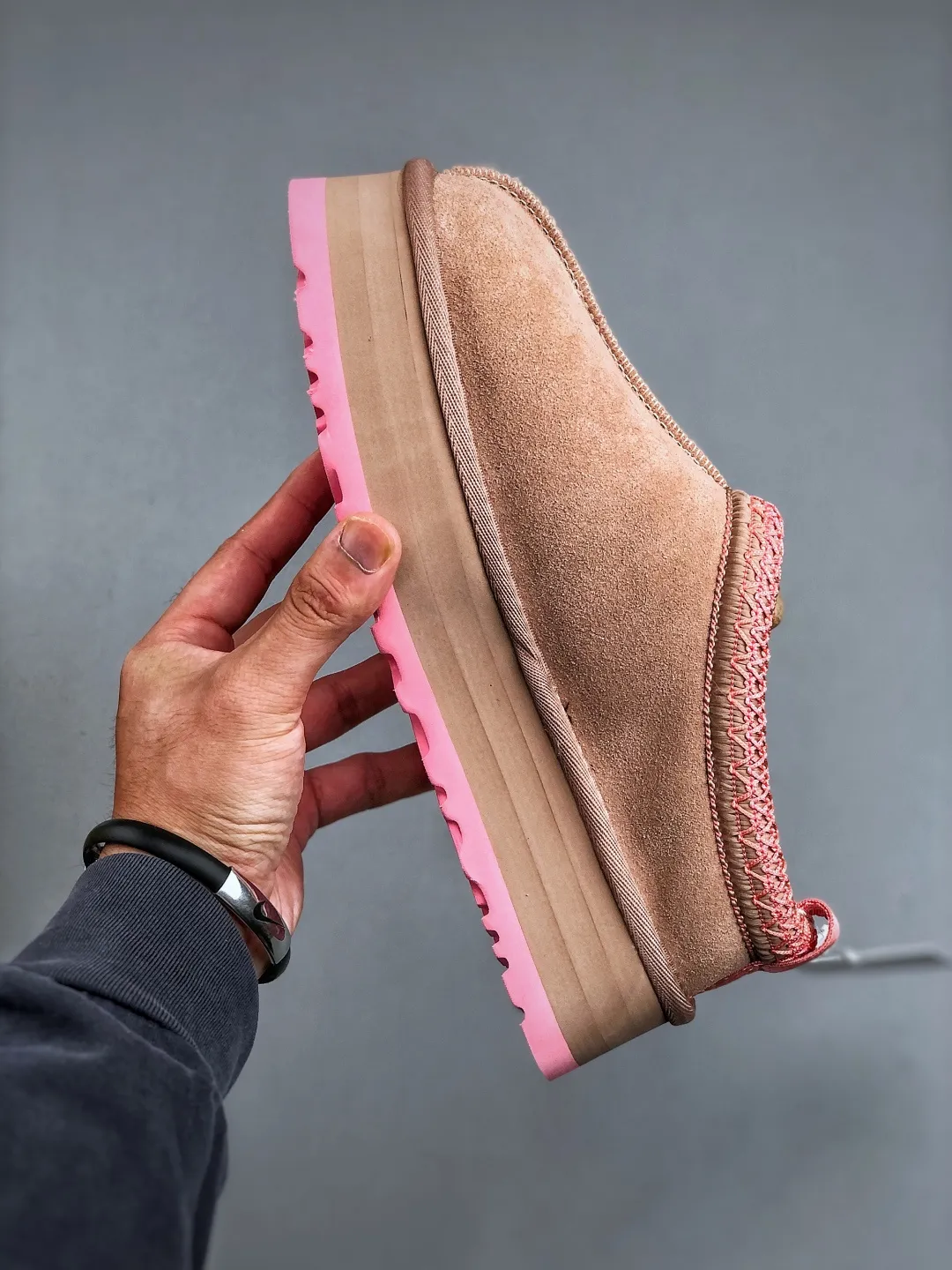 Local self-pickup💰560 supports store placement. The top version on the market. UGG Tazz ethnic style thick-soled women's model. Xiaohongshu's hot model. Produced by a major foreign trade factory in Guangzhou. From toe to insole, genuine sheep fur. Independent outer box packaging. Chip. With waterproof technology. Differentiating from any version on the market. 5cm thick sole. Independently developed original outsole. Cashmere insole. Keep warm when going out in winter. It is a very suitable choice for home use. In the new year, uug has launched a style series, which is partially biased towards the preferences of young consumers. It has also moved to the forefront of fashion trends. Shoe body material. Water-repellent coated suede upper. 17mm UGGPURE™ implanted wool insole. Lightweight non-slip and comfortable rubber outsole. With brand LOGO. With full packaging. Size: 35-40
